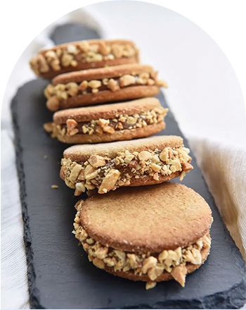 Alfajores de maizena cubiertos en nuez picada