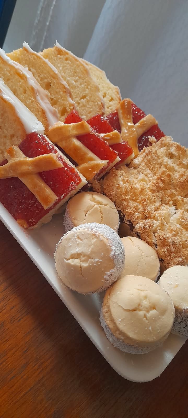 Combo variado para la merienda: budines, pasta frola y masitas