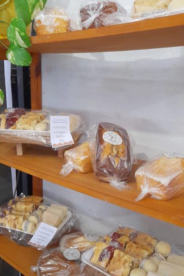 Estantería de madera con budines envueltos