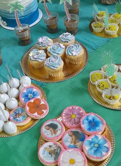 Mesa dulce de evento con cupcakes, cookies impresas y cake pops