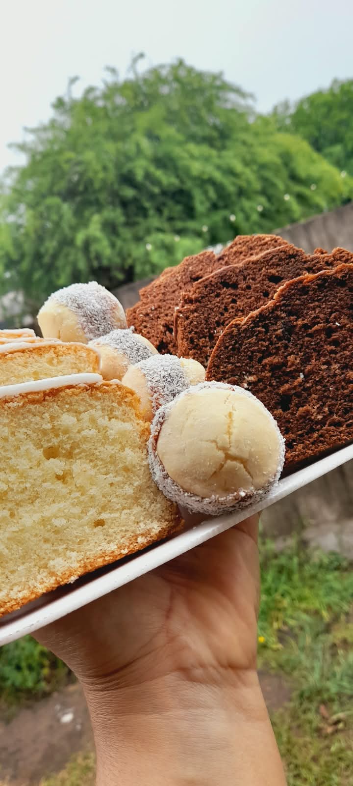 Bandeja de merienda con budines y alfajores