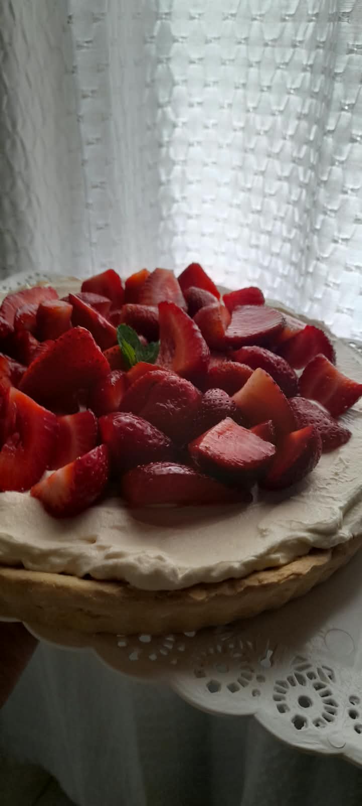 Tarta de frutilla con crema, a contraluz